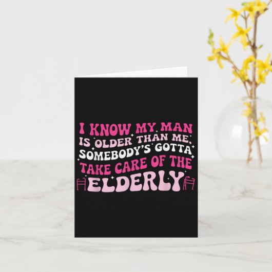 Carte Je sais que mon homme est plus âgé que moi, quelqu (Fleur jaune)