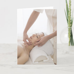 Carte Jeune femme ayant le massage facial