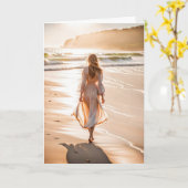 Carte Jeune femme marchant sur la plage (Fleur jaune)