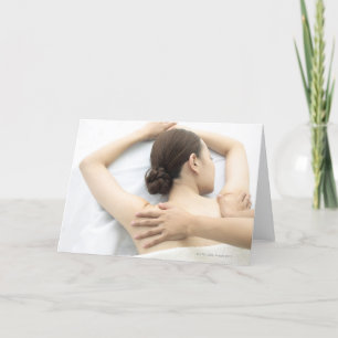 Carte jeune femme recevant le massage, femme dans la