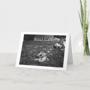 Carte Jeune fille cueillir des canneberges Photo