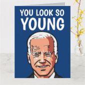 CARTE JOE BIDEN FUNNY ANNIVERSAIRE VOUS REGARDEZ SI JEUN (Fleur jaune)