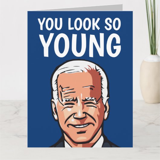 CARTE JOE BIDEN FUNNY ANNIVERSAIRE VOUS REGARDEZ SI JEUN (Devant)