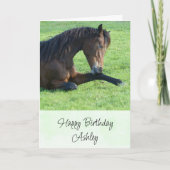Carte Joli Cheval Brown allongé dans l'herbe Anniversair (Devant)