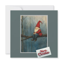 Joli gnome de Noël assis sur une branche d'arbre