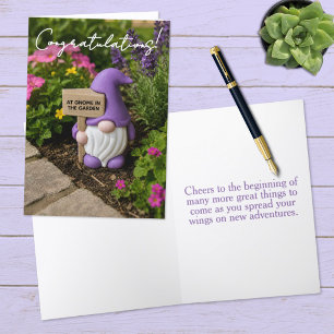 Carte Joli gnome violet barbu parmi les fleurs du jardin