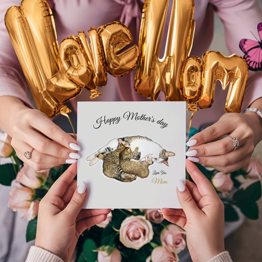 Carte Jolie chatte mère allaitant ses petits chatons