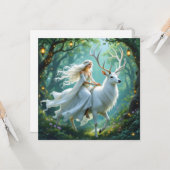 Carte Jolie Fairy and White Deer in Enchanted Forest (Devant/Arrière en situation)