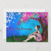 Jolie fille tatouée sous un arbre magique