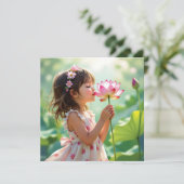 Carte Jolie petite fille qui sent une rose rose rose (Debout devant)