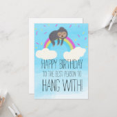 Carte Jolie Sloth accroché sur Rainbow Birthday Friend (Devant/Arrière en situation)