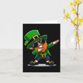 Carte Jour de la Saint Patrick Dabbing Leprechaun Garçon (Fleur jaune)