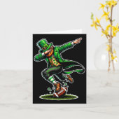 Carte Jour de la Saint Patrick Dabbing Leprechaun Garçon (Fleur jaune)