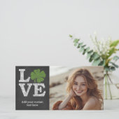 Carte Jour de la Saint Patrick LOVE avec shamrock (Debout devant)