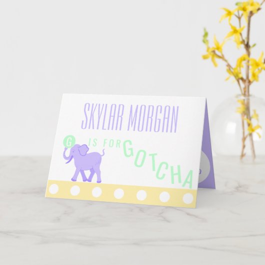 Carte Jour pourpre d'adoption d'éléphant mignon de (Fleur jaune)