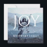 Carte Joy Christmas Card<br><div class="desc">Elégante carte de Noël de joie avec des montagnes bleues arrière - plan avec la neige et l'ange couvert. Un ange serein et terreux. Personnalisez avec votre nom de famille. La paix et la joie sont ce que nous attendons dans ces temps-ci.</div>