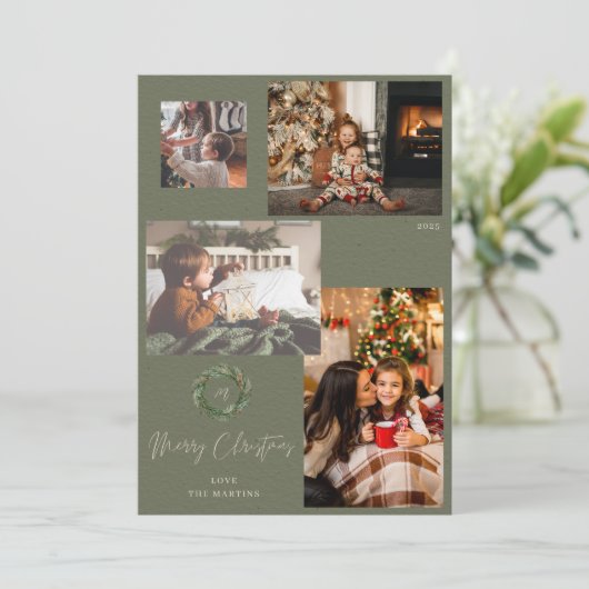 Carte Joyeuse couronne de Noël initiale sur vert 4 Photo (Debout devant)