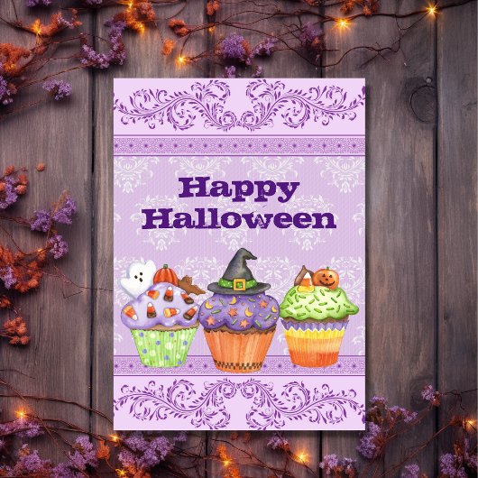 Carte Joyeuse fête des gâteaux d'Halloween violets