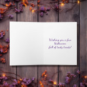 Carte Joyeuse fête des gâteaux d'Halloween violets