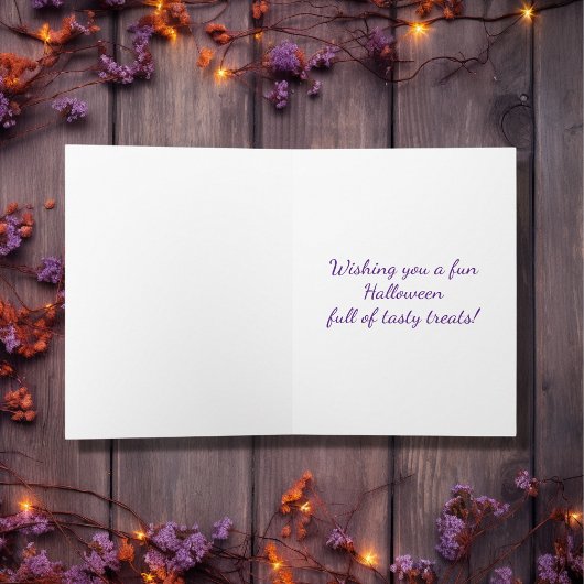Carte Joyeuse fête des gâteaux d'Halloween violets