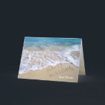 Carte Joyeuses vacances Ocean Beach<br><div class="desc">Message texte Happy Holidays sur la plage de sable d'océan avec surf mousseux.</div>