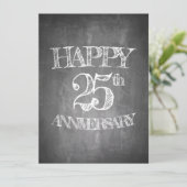 Carte Joyeux 25e anniversaire sur le tableau de craie (Debout devant)