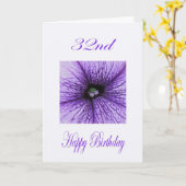 Carte Joyeux 32e anniversaire pourpre fleurs (Fleur jaune)