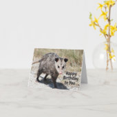 Carte Joyeux anniversaire à vous mignonne Opossum Walkin (Fleur jaune)