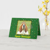 Carte "Joyeux anniversaire" avec Basset Hound comme chas (Fleur jaune)