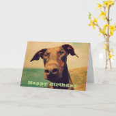 Carte Joyeux anniversaire avec un dobermann mignon (Fleur jaune)