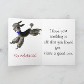 Carte Joyeux anniversaire, caniche noir Excited dans un (Intérieur)