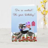 Carte Joyeux anniversaire, caniche noir Excited dans un (Fleur jaune)