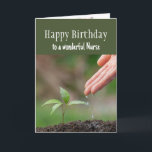 Carte Joyeux anniversaire Merveilleuse infirmière<br><div class="desc">Joyeux anniversaire Merveilleuse infirmière avec une main fournissant de l'eau rafraîchissante pour soutenir une vie plante</div>