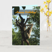 Carte Joyeux anniversaire, singe sur un arbre (Fleur jaune)