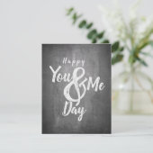 Carte Joyeux anniversaire sur fond tableau noir (Debout devant)