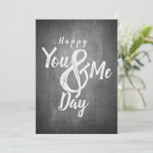 Carte Joyeux anniversaire sur fond tableau noir (Debout devant)