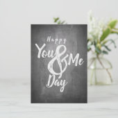 Carte Joyeux anniversaire sur fond tableau noir (Debout devant)
