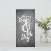 Carte Joyeux anniversaire sur fond tableau noir (Debout devant)