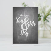 Carte Joyeux anniversaire sur fond tableau noir (Debout devant)