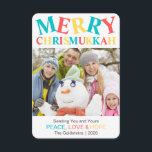 Carte Joyeux Chrismukkah Photo Paix, Amour & Espoir Pers<br><div class="desc">Fun pastel bleu,  rouge et jaune Merry Chrismukkah carte photo personnalisé avec votre salutation personnalisée,  Paix,  Amour & Espoir et votre nom dans une police amusante. Chrismukkah est l'endroit où les gens fêtent Noël et Hanoukka ensemble. C'est une excellente façon de célébrer pour les familles interconfessionnelles.</div>