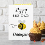 Carte Joyeux Jour des abeilles ! Anniversaire drôle de l<br><div class="desc">Envoyez un accueil spécial pour la fête des abeilles avec cette carte d'anniversaire d'abeilles mignonne et drôle. Le nom sur le devant peut facilement être personnalisé pour cette personne spéciale et l'intérieur de la carte de voeux est vide pour que vous puissiez écrire un message personnel.</div>