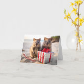 Carte Joyeux Noël Quokkas à la plage - (Fleur jaune)