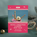 Carte Joyeux Noël Retro rose photo personnalisée<br><div class="desc">Joyeux Noël Retro Pink Photo Personnalisé Nom de famille Les Cartes de Noël modernes vous offrent une photo préférée avec le texte "Joyeux Noël & Bonne Année" dans la typographie de script moderne. Parfait pour Noël à envoyer à des amis et à la famille. CONSEIL PHOTO : centrez vos photos...</div>