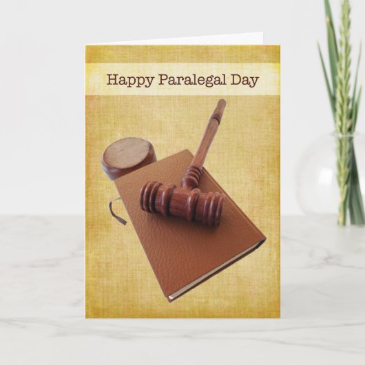 Carte Joyeux Paralegal Day Gavel & Book sur Brown (Devant)