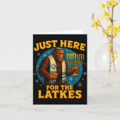 Carte Just Here For The Latkes Funny Hanukkah Bigfoot  (Fleur jaune)
