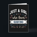 Carte Juste une fille qui aime les cadeaux drôles de sur<br><div class="desc">Design drôle juste pour une fille qui aime le surf. Idéal pour un anniversaire,  Noël ou la fête des mères,  idée cadeau surf pour votre maman ou votre femme. Cadeau mignon pour les femmes,  votre fille,  les filles et les enfants.</div>