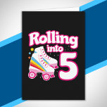 Carte Kids Skate Party - 5e anniversaire - Roller Skate<br><div class="desc">Ce design de fête de patinage est parfait pour une fête de patinage à rouleaux ou un thème d'anniversaire pour un enfant de 5 ans. Si la fille d'anniversaire ou le garçon d'anniversaire aime le roller skate, ils AImeront ce skate party design! Caractéristiques style rétro "Rolling in 5" citation d'anniversaire...</div>