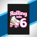 Carte Kids Skate Party - 6e anniversaire - Roller Skate<br><div class="desc">Ce design de fête de patinage est parfait pour une fête de patinage à rouleaux ou un thème d'anniversaire pour un enfant de 6 ans. Si la fille d'anniversaire ou le garçon d'anniversaire aime le roller skate, ils AImeront ce skate party design! Caractéristiques style rétro "Rolling in 6" citation d'anniversaire...</div>