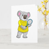 Carte Koala au tennis avec une raquette de tennis (Fleur jaune)