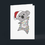 Carte Koala Noël Neige Animaux d'hiver Koalas<br><div class="desc">Le Koala pour Noël avec des lumières de fées. Animaux amusants avec des cadeaux et de la neige aux vacances. Aussi drôle pour Noël en juillet. Les koalas sont des animaux sucrés et parfaits pour Noël.</div>